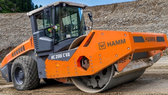 In 2026, roller manufacturer Hamm is offering an extensive assortment of innovative digital solutions to simplify and automate compaction in road construction and earthworks, opening up a new dimension of efficiency, quality and process reliability.