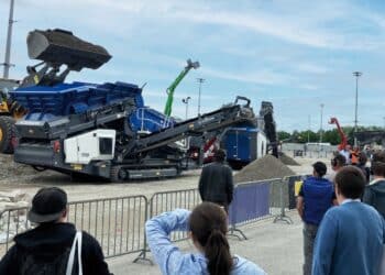 The live demonstration of the Kleemann plant train attracted a large number of visitors. It consisted of the scalping screen MOBISCREEN MSS 502 EVO, the impact crusher MOBIREX MR 100 NEO and the stockpile conveyor MOBIBELT MBT 20. Images: Wirtgen
