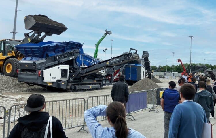 The live demonstration of the Kleemann plant train attracted a large number of visitors. It consisted of the scalping screen MOBISCREEN MSS 502 EVO, the impact crusher MOBIREX MR 100 NEO and the stockpile conveyor MOBIBELT MBT 20. Images: Wirtgen