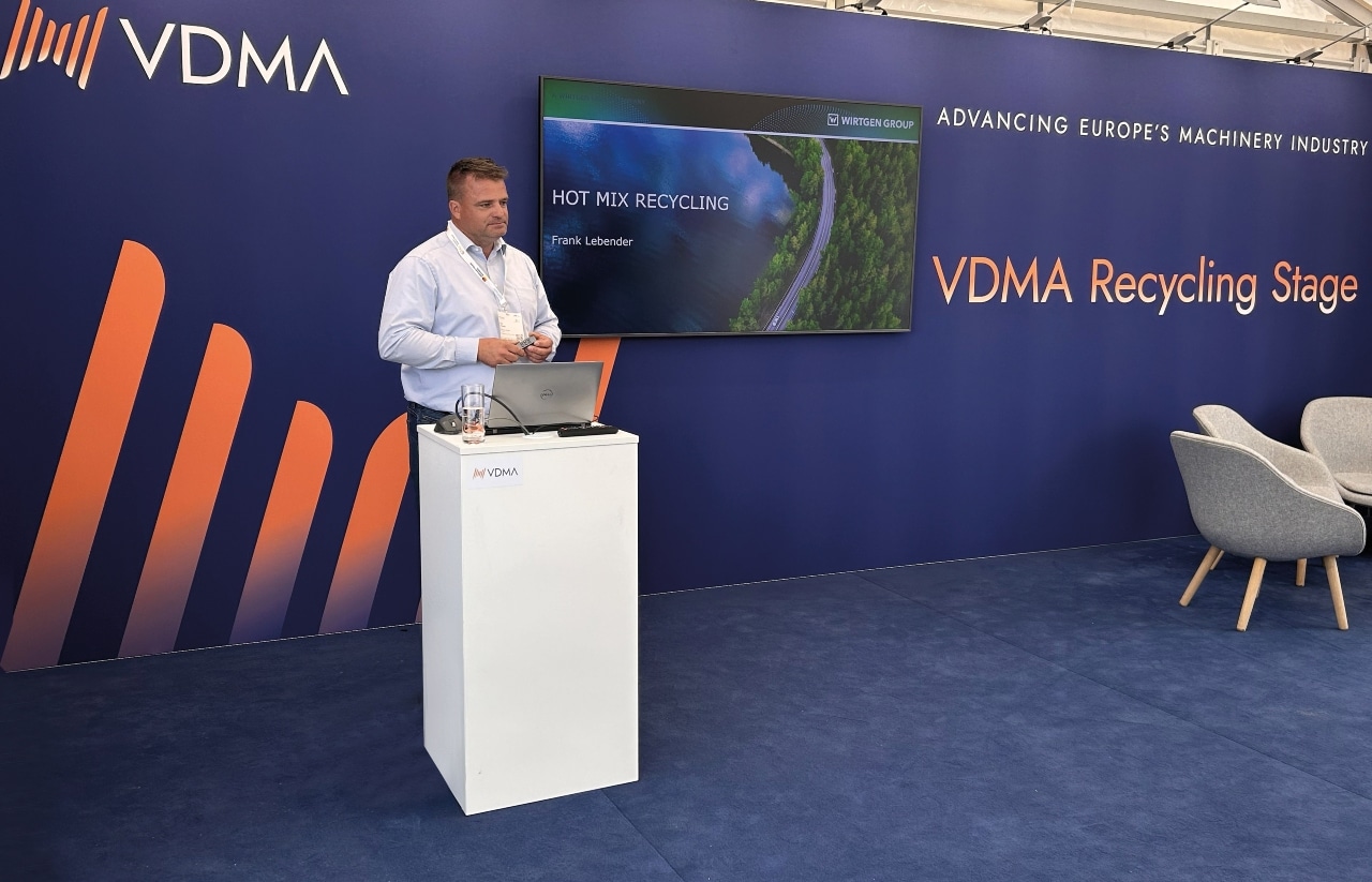 Here, on the Recycling Stage, the Kleemann application expert Frank Lebender reported on the “Asphalt Recycling Loop: Milling, Processing, Mixing.”