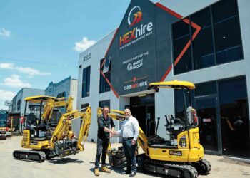 HEXhire Managing Director, Andrew Harte with Komatsu’s Regional Sales Manager for the Southern Region, Andrew Fowkes. Images: Komatsu