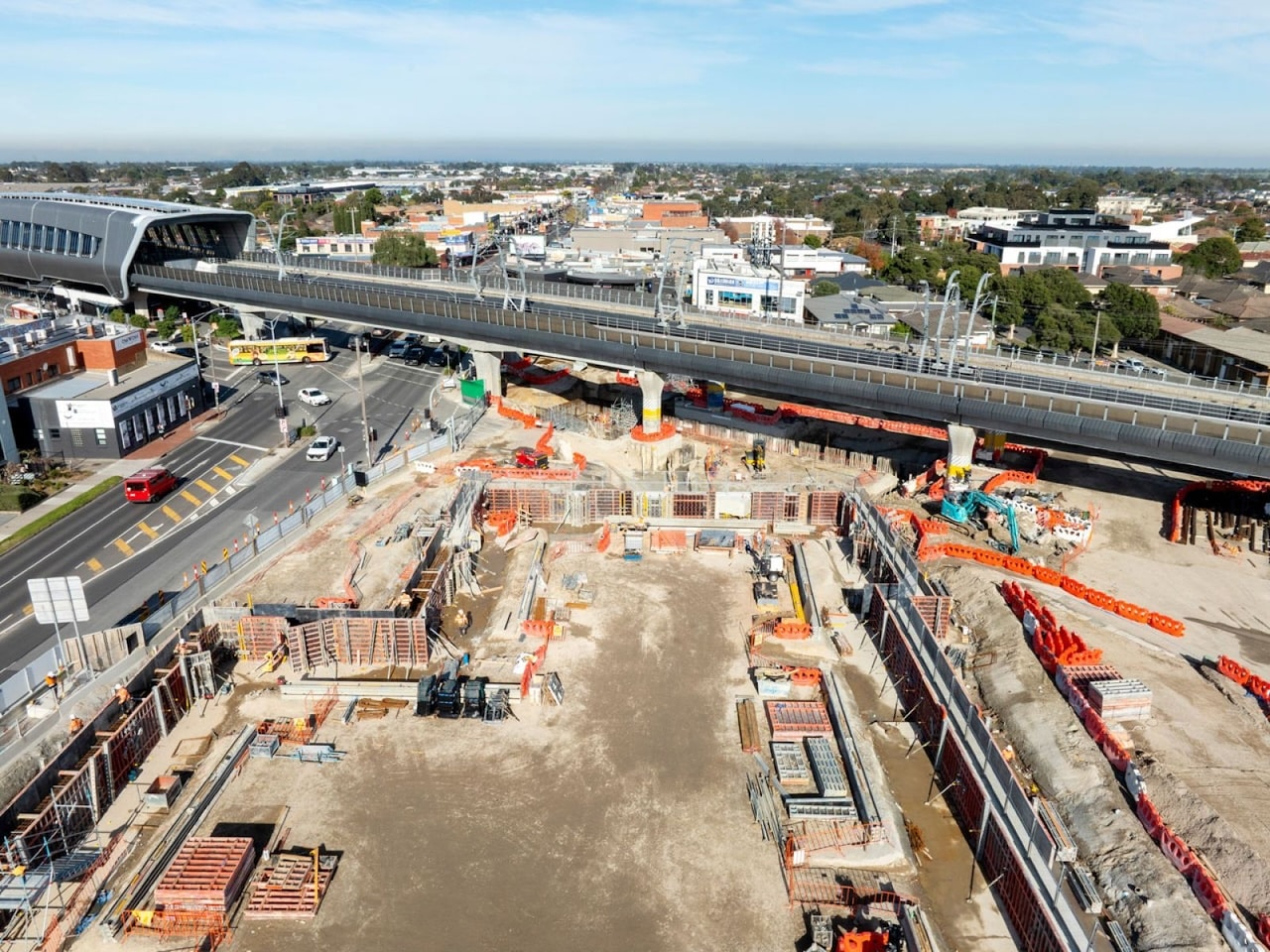 Suburban Rail Loop Clayton excavation: design and risk notes for ground engineers